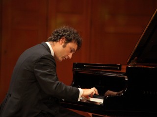 Итальянский пианист-виртуоз Джузеппе Альбанезе выступил в Самарской филармонии