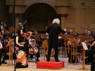 Скрипачка с виртуозной техникой и безупречным вкусом Аяко Танабе выступила в воскресенье в Самарской филармонии