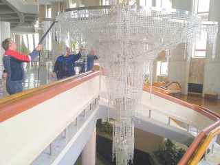 Мытье люстр легендарного Хрустального фойе