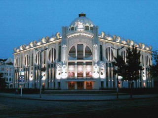 Исторический момент: в филармонии монтируется новый планшет сцены
