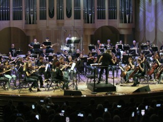 Классическая музыка объединилась с роком: концерт «Симфорок» прошел в Самарской филармонии