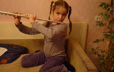 Юная флейтистка