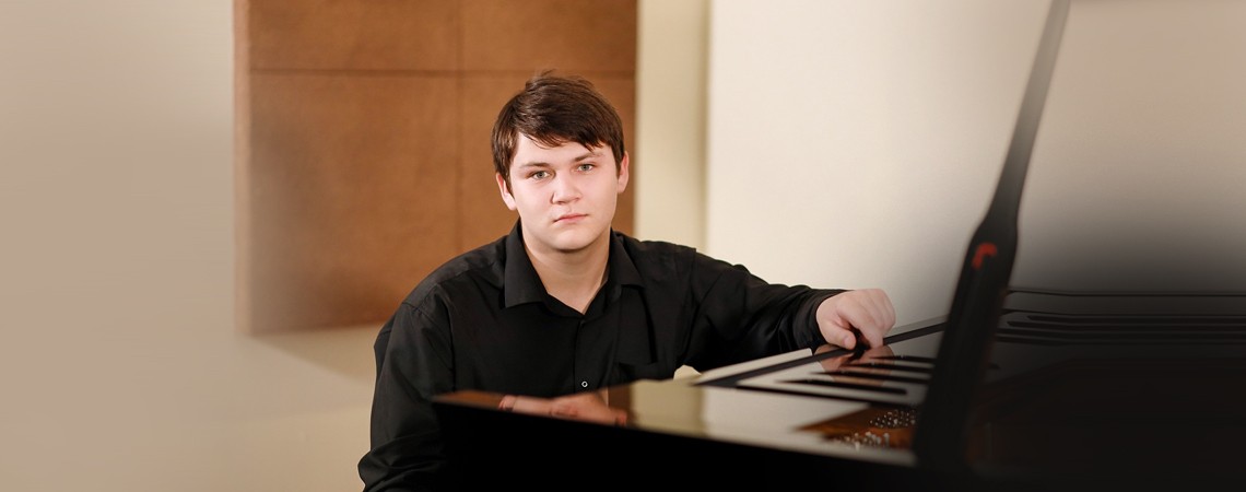 Академический симфонический оркестр филармонии. Солист – Сергей Давыдченко (фортепиано)