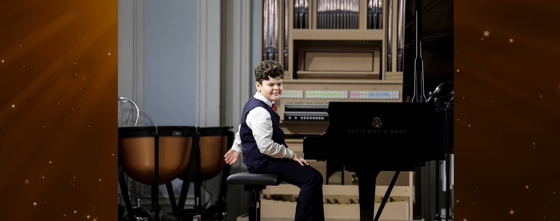 Играют лауреаты международных конкурсов, пианисты Дени Кохановский, Кирилл Роговой и Эмир Закария