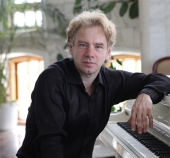 Солист Павел Назаров (фортепиано), дирижер Михаил Щербаков