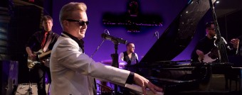 Российский король рок-н-ролла Денис Мажуков (фортепиано, вокал). Дирижёр - Владимир Добровольский. «Билет на Чаттанугу»