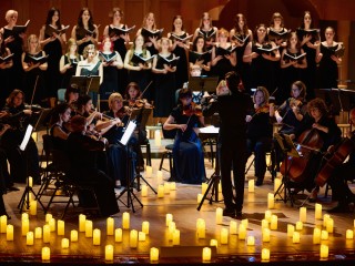 Вечер, наполненный светлой музыкой и теплом рождественских свечей...