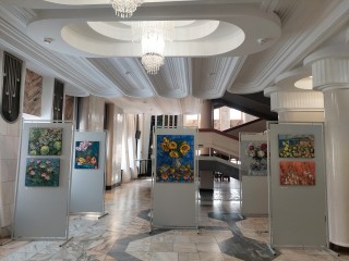 В Самарской филармонии работает выставка «Мелодии весны» самарского художника Елены Островской