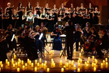 Вечер, наполненный светлой музыкой и теплом рождественских свечей...