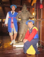 В национальных костюмах рядом со статуей адмирала Ли Сун Сина внутри отреставрированного военного корабля